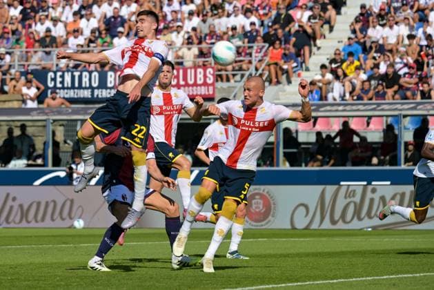 Header of Genoa s Johan Vasque during Bologna FC vs Genoa CFC, Italian soccer Serie A match in Bologna, Italy, September 20 2025  Copyright: xAlessioxMarini IPAxSportx xipa-agency.netx xx IPA_65336557 IPA_Agency_IPA65336557