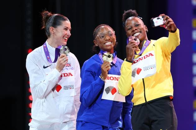 (L to R) Amy HUNT (GBR), Melissa JEFFERSON-WOODEN (USA), Shericka JACKSON (JAM), SEPTEMBER 20, 2025 - Athletics : World Athletics Championships Tokyo 2025 Women s 200m Medal Ceremony at National Stadium in Tokyo, Japan.  aflo_304145727