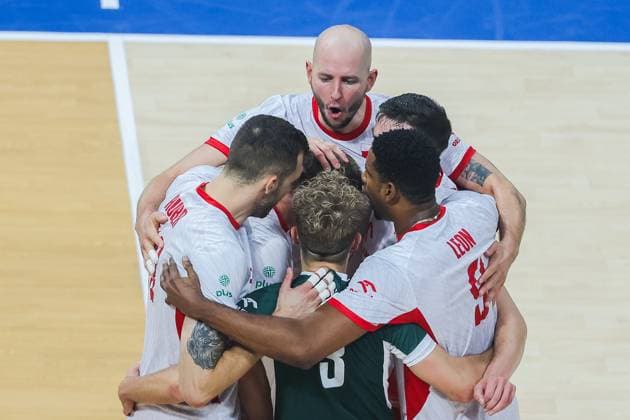 (250920) -- PASAY CITY, Sept. 20, 2025 -- Players of Poland celebrate scoring during the round of 16 match between Poland and Canada at the FIVB Men s World Championship, WM, Weltmeisterschaft 2025 in Pasay City, the Philippines, on Sept. 20, 2025. ) (SP)THE PHILIPPINES-PASAY CITY-FIVB MEN S WORLD CHAMPIONSHIP 2025-POLAND VS CANADA RouellexUmali 