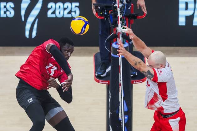 (250920) -- PASAY CITY, Sept. 20, 2025 -- Sharone Vernon-Evans (L) of Canada spikes the ball during the round of 16 match between Poland and Canada at the FIVB Men s World Championship, WM, Weltmeisterschaft 2025 in Pasay City, the Philippines, on Sept. 20, 2025. ) (SP)THE PHILIPPINES-PASAY CITY-FIVB MEN S WORLD CHAMPIONSHIP 2025-POLAND VS CANADA RouellexUmali 