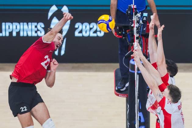 (250920) -- PASAY CITY, Sept. 20, 2025 -- Isaac Heslinga (L) of Canada spikes the ball during the round of 16 match between Poland and Canada at the FIVB Men s World Championship, WM, Weltmeisterschaft 2025 in Pasay City, the Philippines, on Sept. 20, 2025. ) (SP)THE PHILIPPINES-PASAY CITY-FIVB MEN S WORLD CHAMPIONSHIP 2025-POLAND VS CANADA RouellexUmali 
