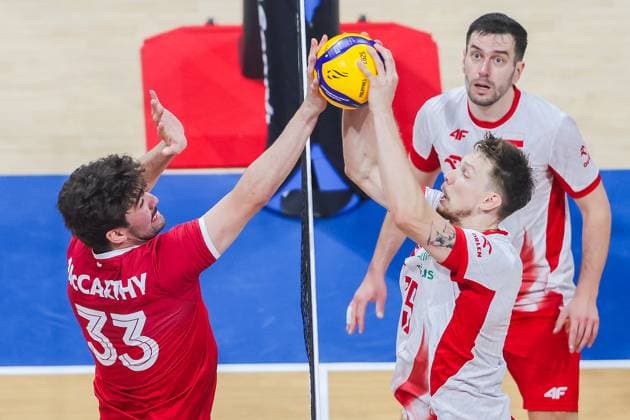 (250920) -- PASAY CITY, Sept. 20, 2025 -- Fynnian Lionel McCarthy (L) of Canada competes against Kewin Sasak (Front R) of Poland during the round of 16 match between Poland and Canada at the FIVB Men s World Championship, WM, Weltmeisterschaft 2025 in Pasay City, the Philippines, on Sept. 20, 2025. ) (SP)THE PHILIPPINES-PASAY CITY-FIVB MEN S WORLD CHAMPIONSHIP 2025-POLAND VS CANADA RouellexUmali 