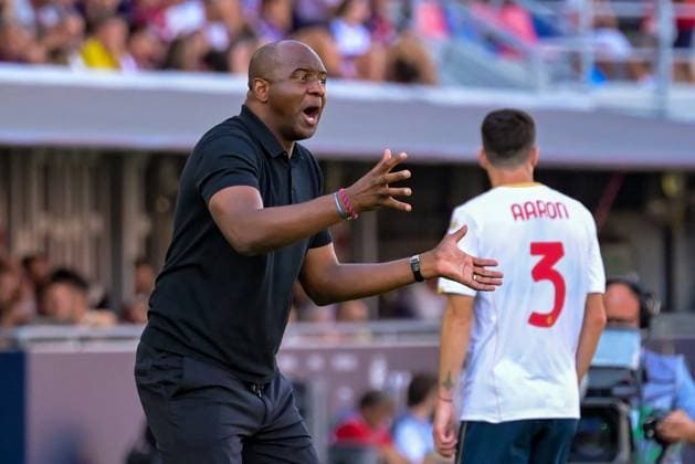 CALCIO - Serie A - Bologna FC vs Genoa CFC Genoa s Head Coach Patrick Vieira shows his disappointment during Bologna FC vs Genoa CFC, Italian soccer Serie A match in Bologna, Italy, September 20 2025 Bologna Italy  Copyright: xIPAxSport ABACAx