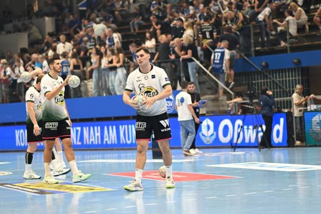 Josip Simic 5 HSG Wetzlar and Stefan Cavor 77 HSG Wetzlar warm up on the pitch DAIKIN Handball ThSV Eisenach v HSG Wetzlar 20 09 2025 Copyright: xJoshuaxHildebrandtx