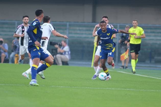 Hellas Verona FC v Juventus FC - Serie A Antoine Bernede of Hellas Verona FC carries the ball during the soccer match between Hellas Verona FC and Juventus FC, MD4 of the Serie A Enilive Italian soccer championship 2025 2026 at Marcantonio Bentegodi Stadium in Verona, Italy, on September 20, 2025. Verona Italy Italy  Copyright: xRobertoxTommasinix originalFilename:tommasini-hellasve250920_npHXb.jpg