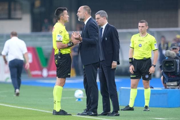 Hellas Verona FC v Juventus FC - Serie A Igor Tudor, head coach of Juventus FC, discusses with the referee of the match, Antonio Rapuano of the Rimini delegation, during the soccer match between Hellas Verona FC and Juventus FC, MD4 of the Serie A Enilive Italian soccer championship 2025 2026 at Marcantonio Bentegodi Stadium in Verona, Italy, on September 20, 2025. Verona Italy Italy  Copyright: xRobertoxTommasinix originalFilename:tommasini-hellasve250920_npJFw.jpg