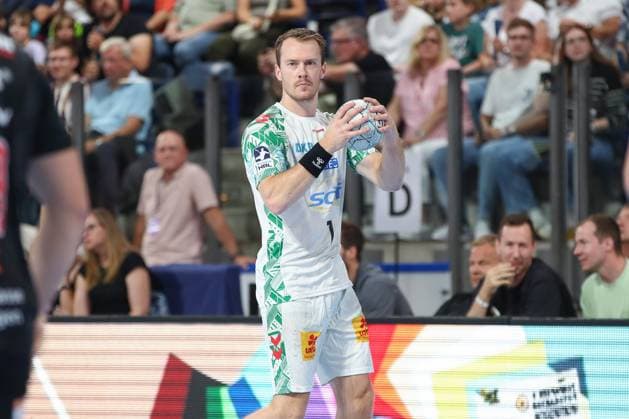 20 09 2025, xgox, Handball Daikin HBL, HC Erlangen SC Magdeburg emspor, v l Lukas Mertens Magdeburg, 22 am Ball, plays the ball Nuernberg