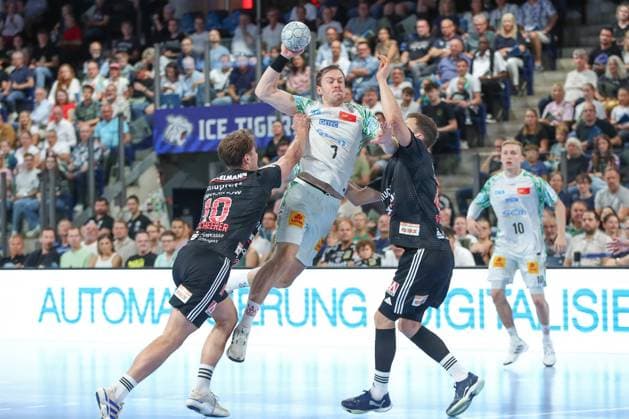 20 09 2025, xgox, Handball Daikin HBL, HC Erlangen SC Magdeburg emspor, v l Florian Scheerer Erlangen, 10 , Felix Claar Magdeburg, 7 , Christoph Steinert Erlangen, 44 duel, duel, fight, tackle Nuernberg