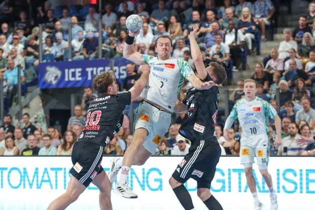 20 09 2025, xgox, Handball Daikin HBL, HC Erlangen SC Magdeburg emspor, v l Florian Scheerer Erlangen, 10 , Felix Claar Magdeburg, 7 , Christoph Steinert Erlangen, 44 duel, duel, fight, tackle Nuernberg