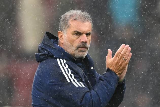Burnley v Nottingham Forest - Premier League Ange Postecoglou, Nottingham Forest head coach, applauds his team s supporters during the Premier League match between Burnley and Nottingham Forest at Turf Moor in Burnley, England, on September 20, 2025. Burnley Lancashire United Kingdom  Copyright: xMIxNewsx originalFilename:fletcher-burnleyv250920_npc9N.jpg