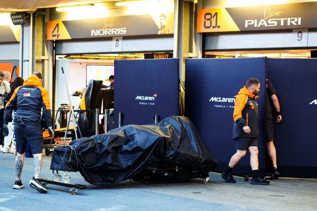 F1 - AZERBAIJAN GRAND PRIX 2025 PIASTRI Oscar (aus), McLaren F1 Team MCL39, mechanics bringing a new chassis to the garage, box, after his crash during the 2025 Formula 1 Qatar Airways Azerbaijan Grand Prix, 17th round of the 2025 FIA Formula One World Championship, WM, Weltmeisterschaft from September 19 to 21, 2025 on the Baku City Circuit, in Baku, Azerbaijan - BakuAzerbaijan Copyright: xFLORENTxGOODENx
