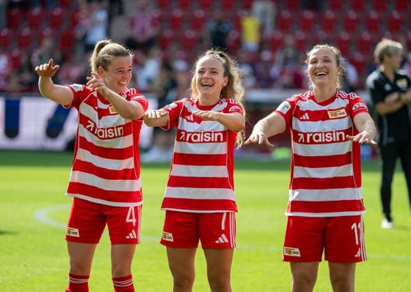 Soccer, Women, Season 2025 2026, Google Pixel Women Bundesliga 3 Matchday , 1 FC Union Berlin SGS Essen 2 0 , f l Anna Aehling 1 Women 1 FC Union , Lisa Heiseler 1 Women 1 FC Union , Dina Orschmann 1 Women 1 FC Union , Cheering after the final whistle, 20 09 2025, Copyright: xMatthiasxKochx