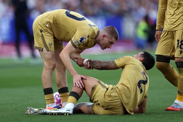 West Ham United gegen Crystal Palace 20. September 1998 London Premier League Fußball West Ham United gegen Crystal Palace Adam Wharton von Crystal Palace kümmert sich um den verletzten Kollegen Daniel Munoz Foto  Copyright: xMarkxLeechxOffside