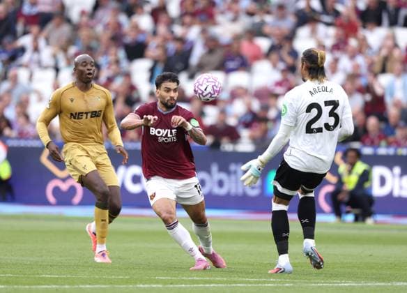 Jean-Philippe Mateta (CP) Lucas Paqueta (WHU) Alphonse Areola (WHU) at the West Ham United v Crystal Palace EPL match, at the London Stadium, London, UK on 20th September, 2025. 