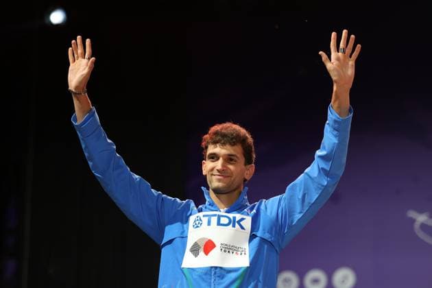 September 20, 2025, Shinjuku, Tokyo, Japan: ANDREA DALLAVALLE of Italy celebrates with his silver medal in the Men s Triple Jump Medal Ceremony at the Tokyo 2025 World Athletics Championships in Tokyo, Japan Shinjuku Japan - ZUMAc179 20250920_zep_c179_067 Copyright: xMickaelxChavetx