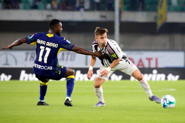 Juventus™ Francisco Conceicao Verona™s Jean Daniel Akpa Akpro during the Serie A soccer match between Hellas Verona and Juventus at the Bentegodi Stadium in Verona, north west Italy - Saturday, September 20, 2025. - Soccer .  Copyright: xPaolaxGarbuio Lapressex