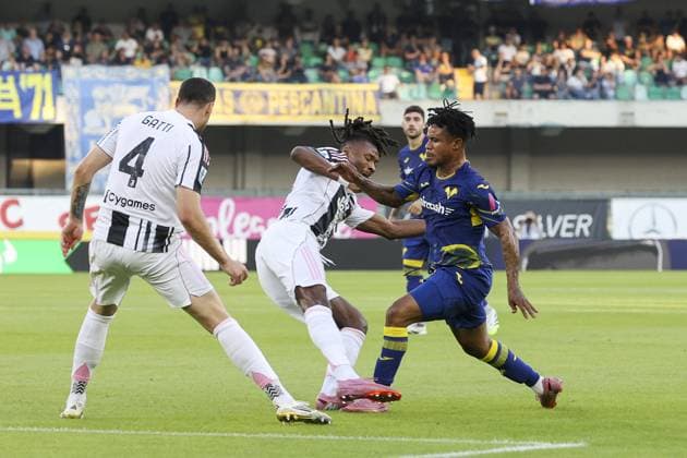 CALCIO - Serie A - Hellas Verona FC vs Juventus FC Gift Orban of Hellas Verona FC battle for the ball with Federico Gatti of Juventus FC during Hellas Verona FC vs Juventus FC, 4Â° Serie A Enilive 2025-26 game at Marcantonio Bentegodi stadium in Verona (VR), Italy, on September 20, 2025. Verona Italy  Copyright: xIPAxSport ABACAx