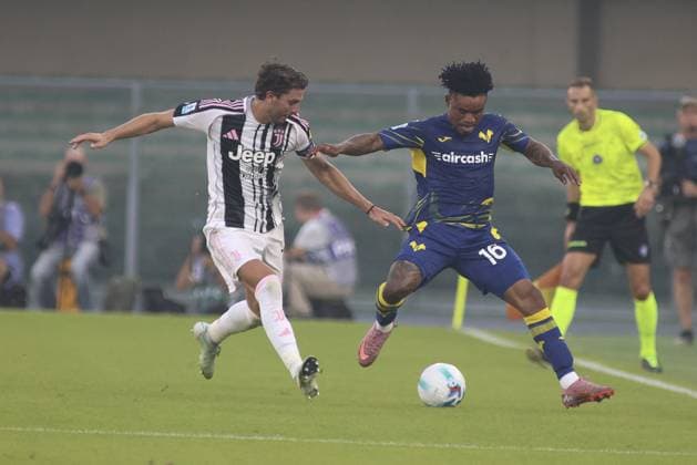 CALCIO - Serie A - Hellas Verona FC vs Juventus FC Gift Orban of Hellas Verona FC competes for the ball with Manuel Locatelli of Juventus FC during Hellas Verona FC vs Juventus FC, 4Â° Serie A Enilive 2025-26 game at Marcantonio Bentegodi stadium in Verona (VR), Italy, on September 20, 2025. Verona Italy  Copyright: xIPAxSport ABACAx
