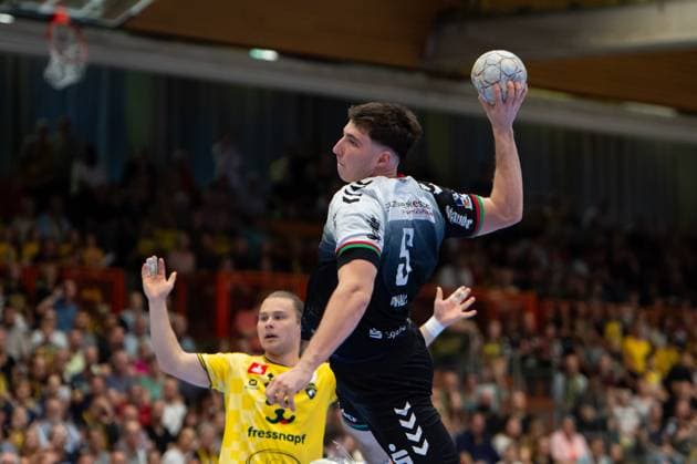 Throw Valentin Willner TUSEM Essen,No 05 DEU, Düsseldorf Krefeld, 20 09 2025 Handball, 2 Bundesliga, Season 2025 2026, 4 Matchday, HSG Krefeld TUSEM Essen