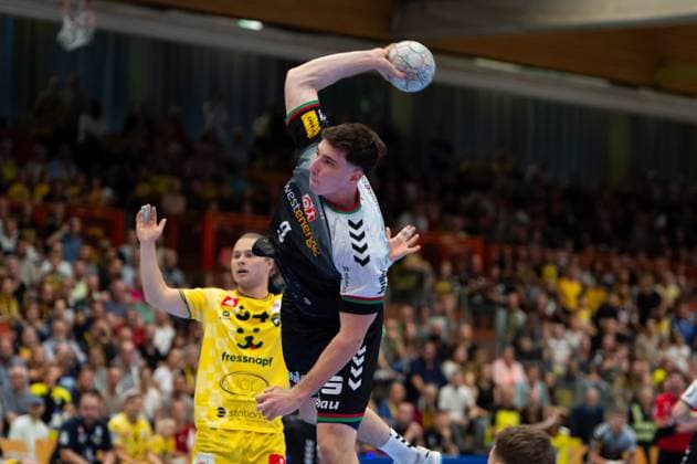 Throw Valentin Willner TUSEM Essen,No 05 DEU, Düsseldorf Krefeld, 20 09 2025 Handball, 2 Bundesliga, Season 2025 2026, 4 Matchday, HSG Krefeld TUSEM Essen