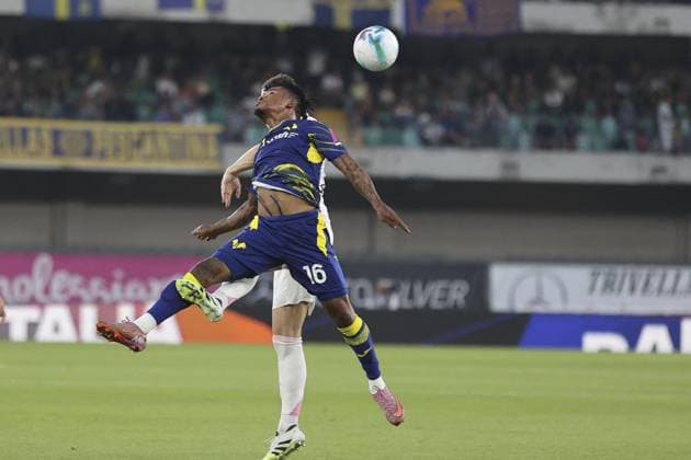 CALCIO - Serie A - Hellas Verona FC vs Juventus FC Gift Orban of Hellas Verona FC heads the ball during Hellas Verona FC vs Juventus FC, 4Â° Serie A Enilive 2025-26 game at Marcantonio Bentegodi stadium in Verona (VR), Italy, on September 20, 2025. Verona Italy  Copyright: xIPAxSport ABACAx