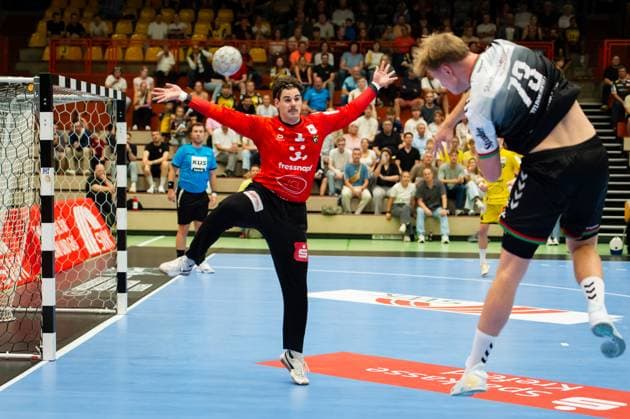 Finley Werkschkull TUSEM Essen,No 73 fails in this action against Finn Rüspeler HSG Krefeld,No 01 DEU, Düsseldorf Krefeld, 20 09 2025 Handball, 2 Bundesliga, Season 2025 2026, 4 Matchday, HSG Krefeld TUSEM Essen