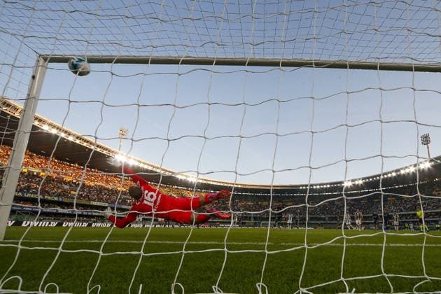 CALCIO - Serie A - Hellas Verona FC vs Juventus FC Gift Orban of Hellas Verona FC scores a goal on penalty during Hellas Verona FC vs Juventus FC, 4Â° Serie A Enilive 2025-26 game at Marcantonio Bentegodi stadium in Verona (VR), Italy, on September 20, 2025. Verona Italy  Copyright: xIPAxSport ABACAx