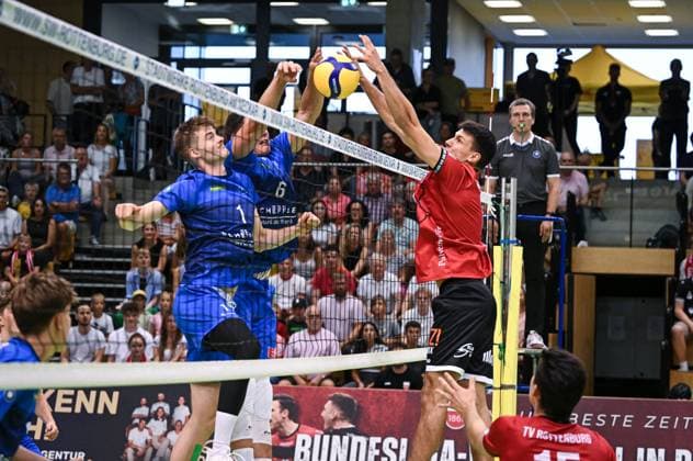 Volleyball 2 Bundesliga season 2025 2026 TV Rottenburg L E Volleys Leipzig 20 09 2025 Milan Kvrzic right, TV Rottenburg against Maxim Kuenitz left, Leipzig and Rene MenzelYannick Siebeck 2 v left, Leipzig