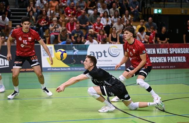 Volleyball 2 Bundesliga season 2025 2026 TV Rottenburg L E Volleys Leipzig 20 09 2025 Robin Leber center, TV Rottenburg receiving, watched by David Dornauf right, TV Rottenburg and Philipp Friedrich left, TV Rottenburg