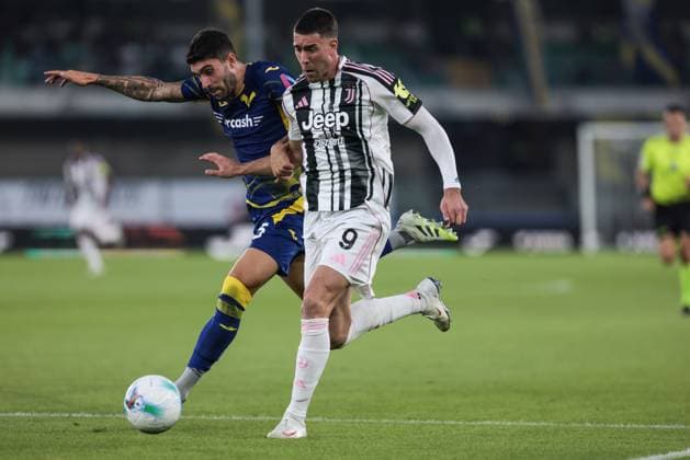 Hellas Verona FC v Juventus FC - Serie A Dusan Vlahovic (Juventus FC) plays during the Serie A football match between Hellas Verona FC and Juventus FC in Verona, Italy, on September 20, 2025, at Stadio Marcantonio Bentegodi. Verona Italy  Copyright: xEmanuelexComincinix originalFilename:comincini-hellasve250920_npwUz.jpg