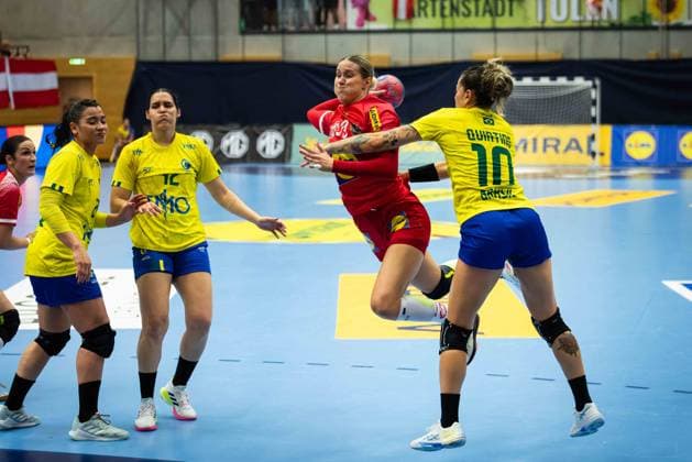 HANDBALL - AUT vs BRA, test match TULLN,AUSTRIA,20.SEP.25 - HANDBALL - OEHB international test match, Austria vs Brazil. Image shows Ines Ivancok-Soltic (AUT) and Jessica Quintino (BRA).  GEPAxpictures xKevinxHackner