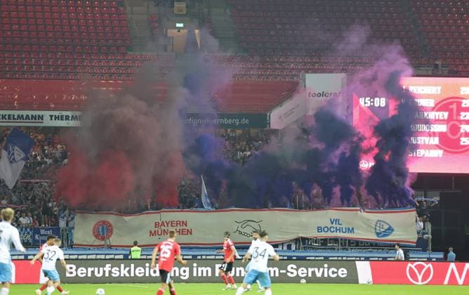 20 09 2025 Soccer Season 2025 2026 2 Soccer Bundesliga 06 Matchday 1 FC Nürnberg FCN Club VfL Bochum Sportfoto Zink DaMa xdaxmax DFL regulations prohibit any use of photographs as image sequences and or quasi video only for editorial use Spectators Audience Fans of VfL Bochum with guests of FC Bayern Munich with pyrotechnics Pyro Bengal flares Bengal flares Smoke Choreography at the beginning of the second half