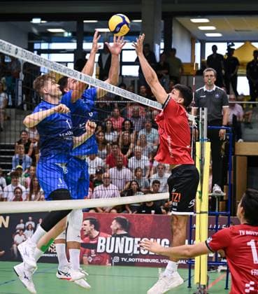 Volleyball 2 Bundesliga season 2025 2026 TV Rottenburg L E Volleys Leipzig 20 09 2025 Milan Kvrzic right, TV Rottenburg against Maxim Kuenitz left, Leipzig and Rene MenzelYannick Siebeck 2 v left, Leipzig
