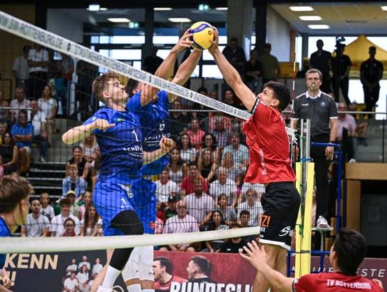 Volleyball 2 Bundesliga season 2025 2026 TV Rottenburg L E Volleys Leipzig 20 09 2025 Milan Kvrzic right, TV Rottenburg against Maxim Kuenitz left, Leipzig and Rene MenzelYannick Siebeck 2 v left, Leipzig