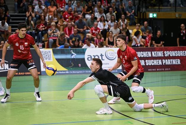 Volleyball 2 Bundesliga season 2025 2026 TV Rottenburg L E Volleys Leipzig 20 09 2025 Robin Leber center, TV Rottenburg receiving, watched by David Dornauf right, TV Rottenburg and Philipp Friedrich left, TV Rottenburg