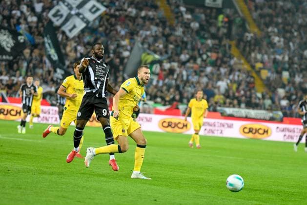 Udinese s Keinan Davis in action against Milan s Strahinja Pavlovic during Udinese Calcio vs AC Milan, Italian soccer Serie A match in Udine, Italy, September 20 2025  Copyright: xEttorexGriffoni IPAxSportx xipa-agency.netx xx IPA_65359713 IPA_Agency_IPA65359713