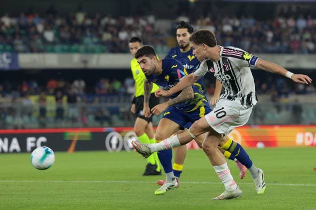 Verona, Italy, 20th September 2025. Kenan Yildiz of Juventus shoots goalwards as he is pursued by Unai Nunez of Hellas Verona during the Hellas Verona vs Juventus Serie A match at Marcantonio Bentegodi, Verona. Picture credit should read: Jonathan Moscrop Sportimage EDITORIAL USE ONLY. No use with unauthorised audio, video, data, fixture lists, club league logos or live services. Online in-match use limited to 120 images, no video emulation. No use in betting, games or single club league player publications. SPI_019_JM_HELLAS_JUVE_ SPI-4123-0019