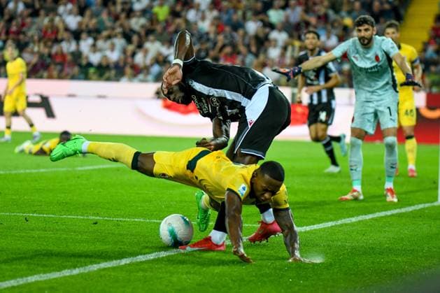 CALCIO - Serie A - Udinese Calcio vs AC Milan Milan s Pervis Estupinan in action against Udinese s Keinan Davis during Udinese Calcio vs AC Milan, Italian soccer Serie A match in Udine, Italy, September 20 2025 Udine Italy  Copyright: xIPAxSport ABACAx
