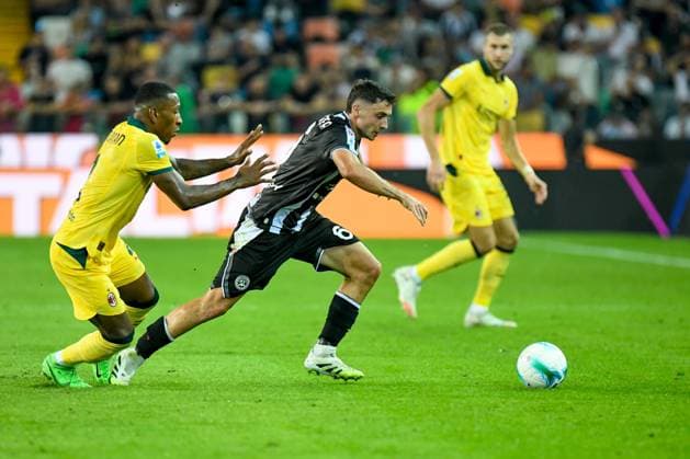 Udinese s Oier Zarraga in action against Milan s Pervis Estupinan during Udinese Calcio vs AC Milan, Italian soccer Serie A match in Udine, Italy, September 20 2025  Copyright: xEttorexGriffoni IPAxSportx xipa-agency.netx xx IPA_65360784 IPA_Agency_IPA65360784