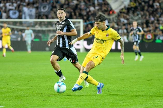 CALCIO - Serie A - Udinese Calcio vs AC Milan Milan s Christian Pulisic in action against Udinese s Oier Zarraga during Udinese Calcio vs AC Milan, Italian soccer Serie A match in Udine, Italy, September 20 2025 Udine Italy  Copyright: xIPAxSport ABACAx