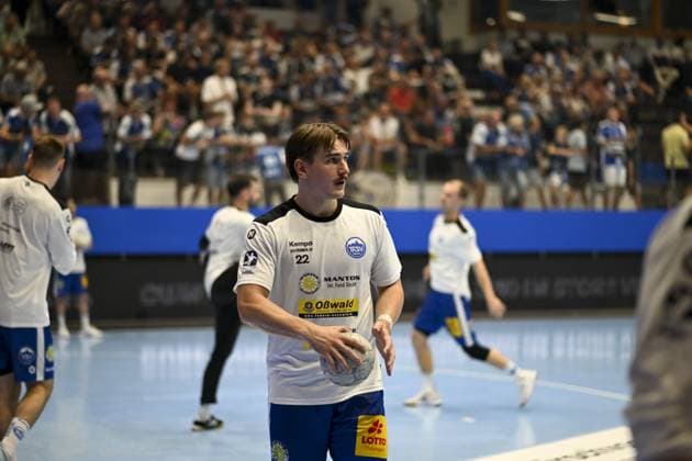 Felix Aellen 22 ThSV Eisenach positions himself on the pitch in the Werner Assmann Halle in Eisenach, portrait, single photo DAIKIN Handball ThSV Eisenach against HSG Wetzlar 20 09 2025 Copyright: xJoshuaxHildebrandtx
