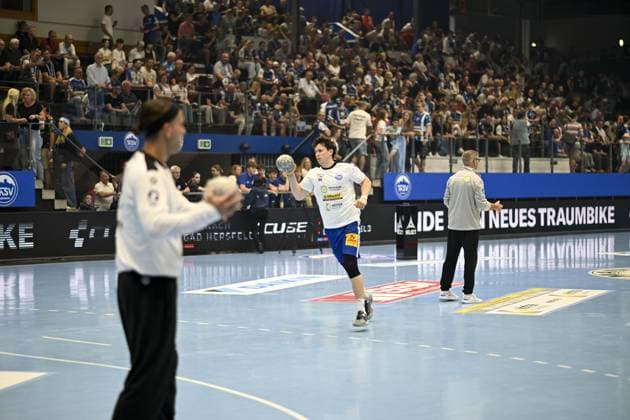 Tillman Leu 99 ThSV Eisenach positions himself on the pitch in Eisenach DAIKIN Handball ThSV Eisenach against HSG Wetzlar 20 09 2025 Copyright: xJoshuaxHildebrandtx