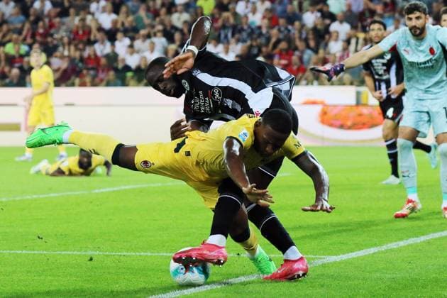 Udinese s Keinan Davis fights for the ball with AC Milan s Pervis Estupinan during the Serie A soccer match between Udinese and Milan at the Bluenergy Stadium in Udine, north east Italy - Saturday, September 20,2026 - soccer  Copyright: xAndreaxBressanutti LaPressex