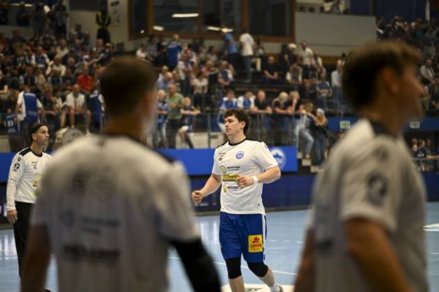 Josip Simic 5 HSG Wetzlar positions himself on the pitch in the Werner Assmann Halle in Eisenach, portrait, single photo, DAIKIN Handball ThSV Eisenach vs HSG Wetzlar 20 09 2025 Copyright: xJoshuaxHildebrandtx