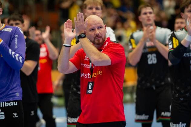 Applause from Daniel Haase TUSEM Essen,Coach for the support of the fans traveling with him DEU, Düsseldorf Krefeld, 20 09 2025 Handball, 2 Bundesliga, Season 2025 2026, 4 Matchday, HSG Krefeld TUSEM Essen