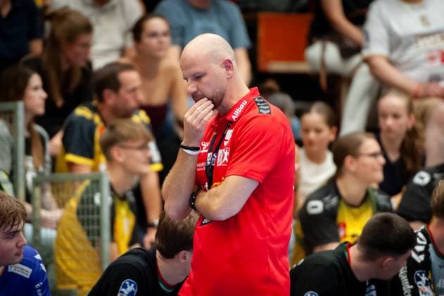 Daniel Haase TUSEM Essen,Coach pensive on the sideline DEU, Düsseldorf Krefeld, 20 09 2025 Handball, 2 Bundesliga, Season 2025 2026, 4 Matchday, HSG Krefeld TUSEM Essen