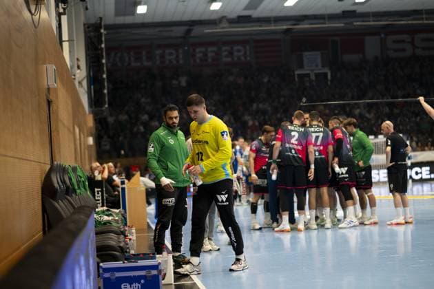 Anadin Suljakovic 12 HSG Wetzlar and Karim Hendawy 66 HSG Wetzlar stand on the touchline during the break in play at the Werner Assmann Halle in Eisenach DAIKIN Handball ThSV Eisenach v HSG Wetzlar 20 09 2025 Copyright: xJoshuaxHildebrandtx