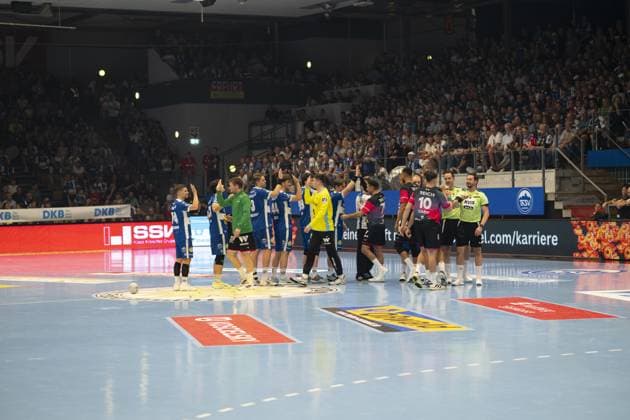Matija Spikic 1 ThSV Eisenach , Oskar Joelsson 3 ThSV Eisenach , Stephan Seitz 44 ThSV Eisenach and Tom Wolf 10 HSG Wetzlar , Tizian Weimer 3 HSG Wetzlar , Filip Vistorop 4 HSG Wetzlar greet each other in the middle of the pitch DAIKIN Handball ThSV Eisenach vs HSG Wetzlar 20 09 2025 Copyright: xJoshuaxHildebrandtx