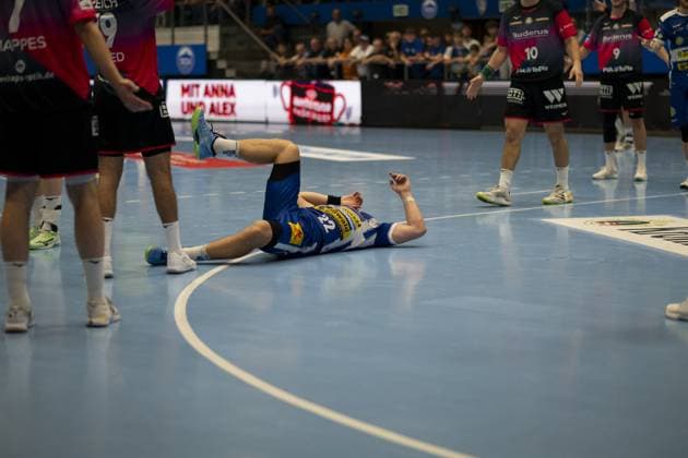 Player of ThSV Eisenach lies on the ground, surrounded by players of HSG Wetzlar DAIKIN Handball ThSV Eisenach vs HSG Wetzlar 20 09 2025 Copyright: xJoshuaxHildebrandtx