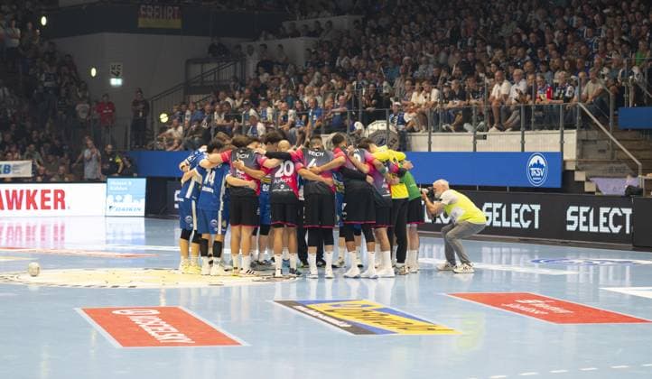 The teams ThSV Eisenach and HSG Wetzlar form up in a circle before the game in the Werner Assmann Halle in Eisenach DAIKIN Handball ThSV Eisenach vs HSG Wetzlar 20 09 2025 Copyright: xJoshuaxHildebrandtx